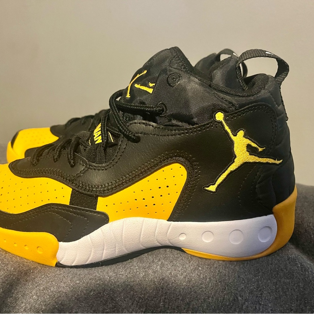 Air Jordan Sneakers - Pro Rx - Black/University Gold 8.5 Men’s